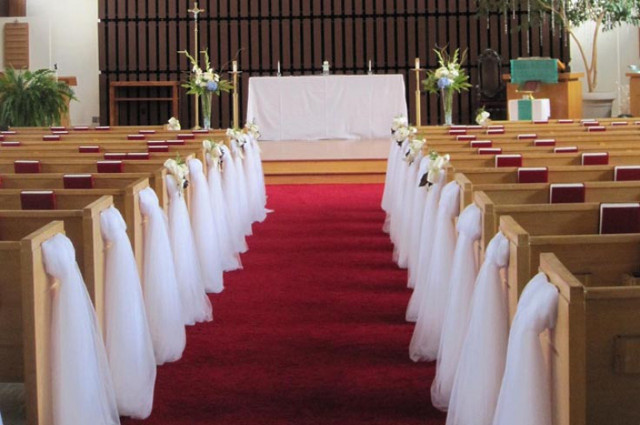 Elegant white colour church decoations