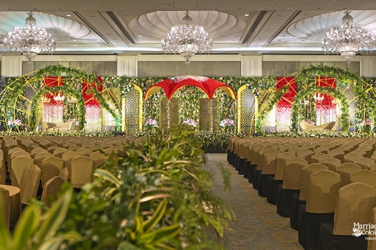 bird cage decor at leela palace chennai
